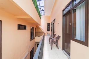 En balkong eller terrasse på Shofy Guest House Mitra RedDoorz