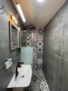 a bathroom with a sink and a tile floor at Diamond Apartment In Haifa in Haifa