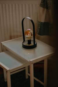 a small table with a lamp on top of it at Almhaus Kochjosel in Garanas