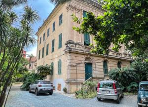 two cars parked in front of a building at Appartamenti in Villa del '900 (A) in Varazze