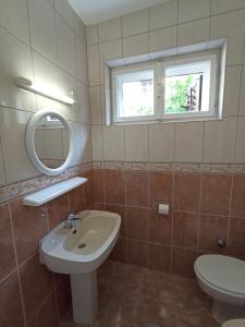 Koupelna v ubytování Large Apartment in Podgora - Makarska Rivijera just 80m beach distance + 18 fotografií