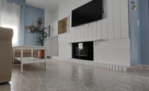 Telewizja i/lub zestaw kina domowego w obiekcie CHALET VILLA Los HIPOCAMPOS