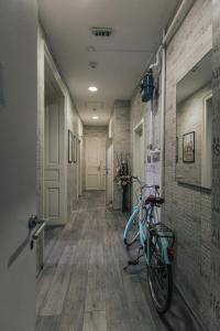 un pasillo con una bicicleta estacionada en la pared en Palmers Lodge Hostel, en Zagreb