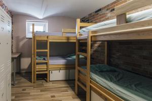 Bunk bed o mga bunk bed sa kuwarto sa Palmers Lodge Hostel