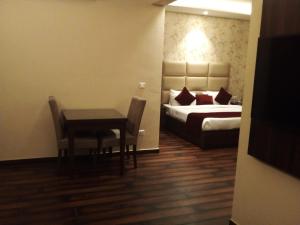 Postel nebo postele na pokoji v ubytování Hotel The Vilana A Unit of JG Developers Rishikesh
