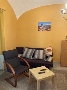 uma sala de estar com um sofá e uma mesa de centro em Gabriella Apartman em Eger