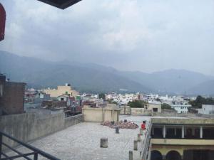 vistas a la ciudad desde el techo de un edificio en The Vilana Hotel Rishikesh en Rishīkesh