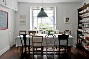 - une salle à manger avec une table et des chaises dans l'établissement The Arched House, à Lyme Regis