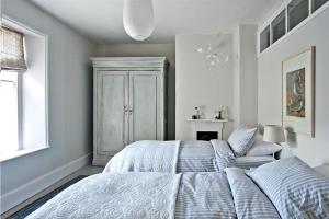 - une chambre avec deux lits et une armoire dans l'établissement The Arched House, à Lyme Regis