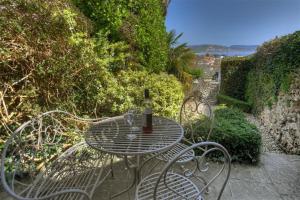 uma mesa e cadeiras com uma garrafa de vinho em The Lodge em Lyme Regis