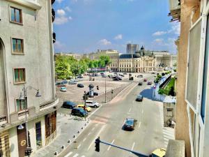 widok na ulicę miejską z samochodami na drodze w obiekcie Victoriei studio w Bukareszcie