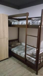 מיטה או מיטות קומותיים בחדר ב-Mister Hostel