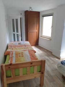 1 dormitorio con 1 cama en una habitación con ventana en Monteurwohnungen Santos Lerch en Krefeld