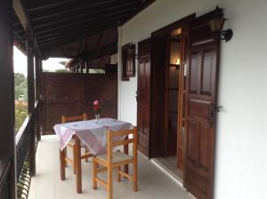ein Tisch und Stühle auf der Veranda eines Hauses in der Unterkunft Ktena Apartments in Platanias + 53 Fotos