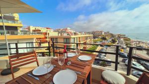 uma mesa numa varanda com vista para o oceano em Apartamento Frente Mar Praia da Areia Branca em Praia da Areia Branca