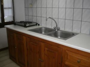 eine Küchenarbeitsplatte mit Spüle und Herd in der Unterkunft Ktena Apartments in Platanias