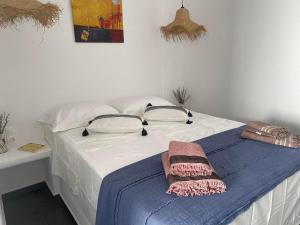 Un pat sau paturi într-o cameră la Ονειρόπετρα Λέρος~Oneiropetra Leros