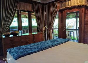 En eller flere senge i et værelse på Rumah Mertua Pulau Merah
