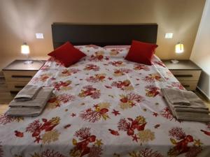 A bed or beds in a room at Nuovissimo appartamento Foce Mare