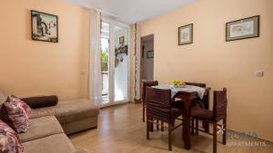 salon ze stołem i kanapą w obiekcie Rona apartment Zdenka w Poreču