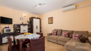 salon ze stołem i kanapą w obiekcie Rona apartment Zdenka w Poreču