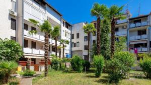 apartamentowiec z palmami na dziedzińcu w obiekcie Rona apartment Zdenka w Poreču