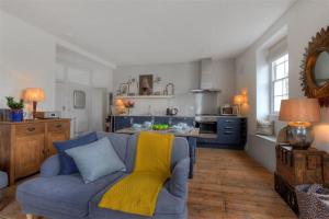 un soggiorno con divano e una cucina di 2 Woodville a Lyme Regis