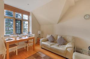 ein Wohnzimmer mit einem Sofa und einem Tisch in der Unterkunft 7 Coram Tower in Lyme Regis