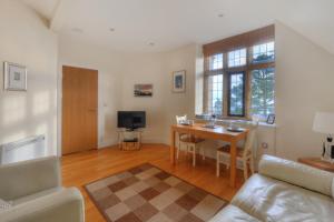 ein Wohnzimmer mit einem Tisch und einem Sofa in der Unterkunft 7 Coram Tower in Lyme Regis