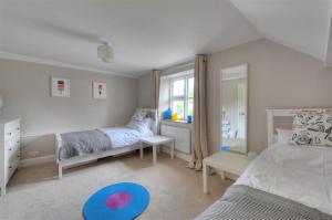 Un dormitorio pequeño con una cama y un espejo. en Mermaid House, en Lyme Regis