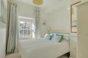Een bed of bedden in een kamer bij Charm Cottage