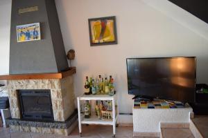 A television and/or entertainment centre at 395-casa canal 4 dormitorios