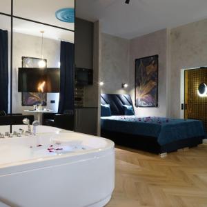 Posteľ alebo postele v izbe v ubytovaní Apartament z Jacuzzi w Sercu Krakowa