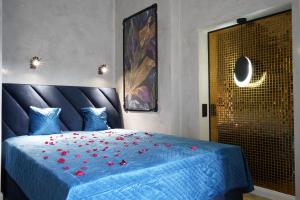 Posteľ alebo postele v izbe v ubytovaní Apartament z Jacuzzi w Sercu Krakowa