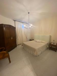 um quarto com uma cama e um lustre em Villa Venere Apartment em Realmonte