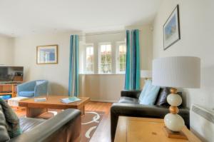 uma sala de estar com um sofá e uma mesa em 8 Buckfields em Lyme Regis