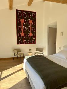 ein Schlafzimmer mit einem Bett und einem Wandgemälde in der Unterkunft Domaine de Panery in Pouzilhac