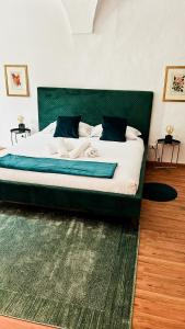 Postel nebo postele na pokoji v ubytování Franz Haus Apartments