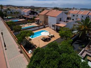 una vista aérea de una casa con piscina en Villa Casiopea, en Corralejo