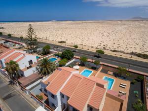 una vista aerea di una casa vicino alla spiaggia di Villa Casiopea a Corralejo