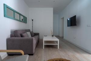 una sala de estar con un sofá y una mesa en El Mirador de El Puerto, en El Puerto de Santa María