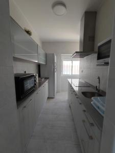 A kitchen or kitchenette at Precioso piso 3 dormitorios, aire acondicionado Jerez de la Frontera