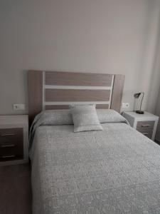 A bed or beds in a room at Precioso piso 3 dormitorios, aire acondicionado Jerez de la Frontera