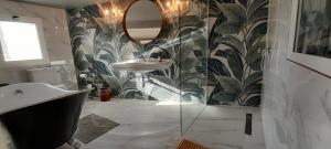 Tarxien的住宿－Casal Annunzia Boutique B&B Accomodation，一间带水槽和镜子的浴室