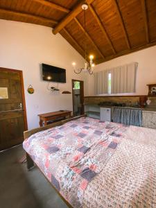 - une chambre avec un grand lit dans l'établissement Flat aconchegante próximo à Trindade e Paraty, à Parati