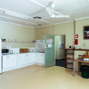 Dapur atau dapur kecil di Broken Hill Tourist Lodge