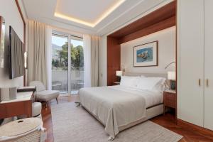 Pokój hotelowy z łóżkiem, biurkiem i oknem w obiekcie Porto Montenegro Residences w mieście Tivat