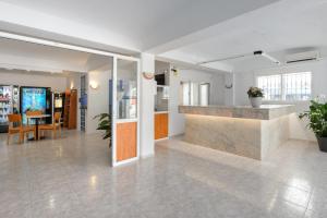 eine Lobby eines Büros mit einer Rezeption in der Unterkunft Aparthotel Vibra del Mar - Adults only in Sant Antoni de Portmany