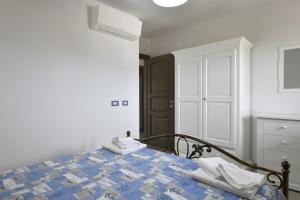 a bedroom with a bed with towels on it at Dolcecasa in Dorgali