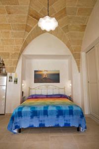 een slaapkamer met een bed en een stenen plafond bij Bella Vista 33 - Cozy & VIP - Maldive of Salento by Salento Prime in Marina di Pescoluse